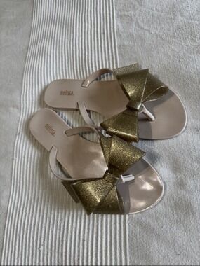 Melissa Beige and Gold Harmonic Bow Flip Flop Sandals Size 7
